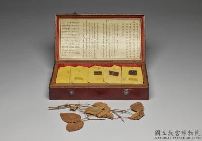 图片[2]-Leaves of fragrant white sandalwood with veins in the shape of a mystical Tibetan characTibetin a leather box, Qianlong reign (1736-1795), Qing dynasty-China Archive